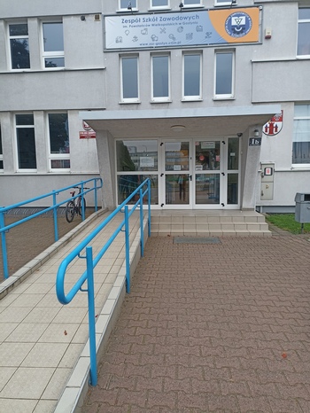 Wejście główne do budynku szkoły przy ulicy Poznańskiej