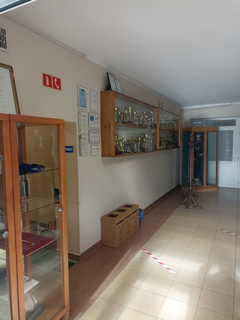 Wejście do sekretariatu w budynku szkoły przy ulicy Tuwima