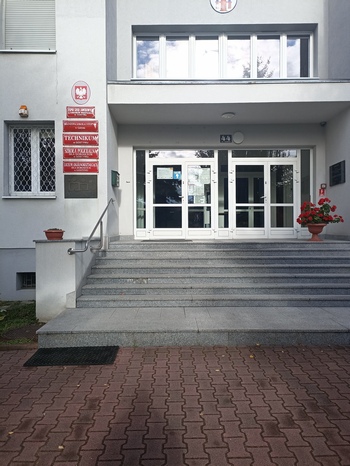 Wejście do budyneku szkoły przy ulicy Tuwima
